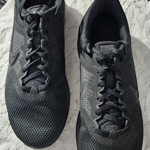 A Pair of Womens Black Nike Tennis Shoes Size 10W